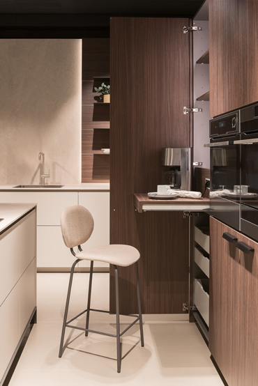 cocina con zona de desayunos pequeña oculta en el mueble de cocina dica tolosa